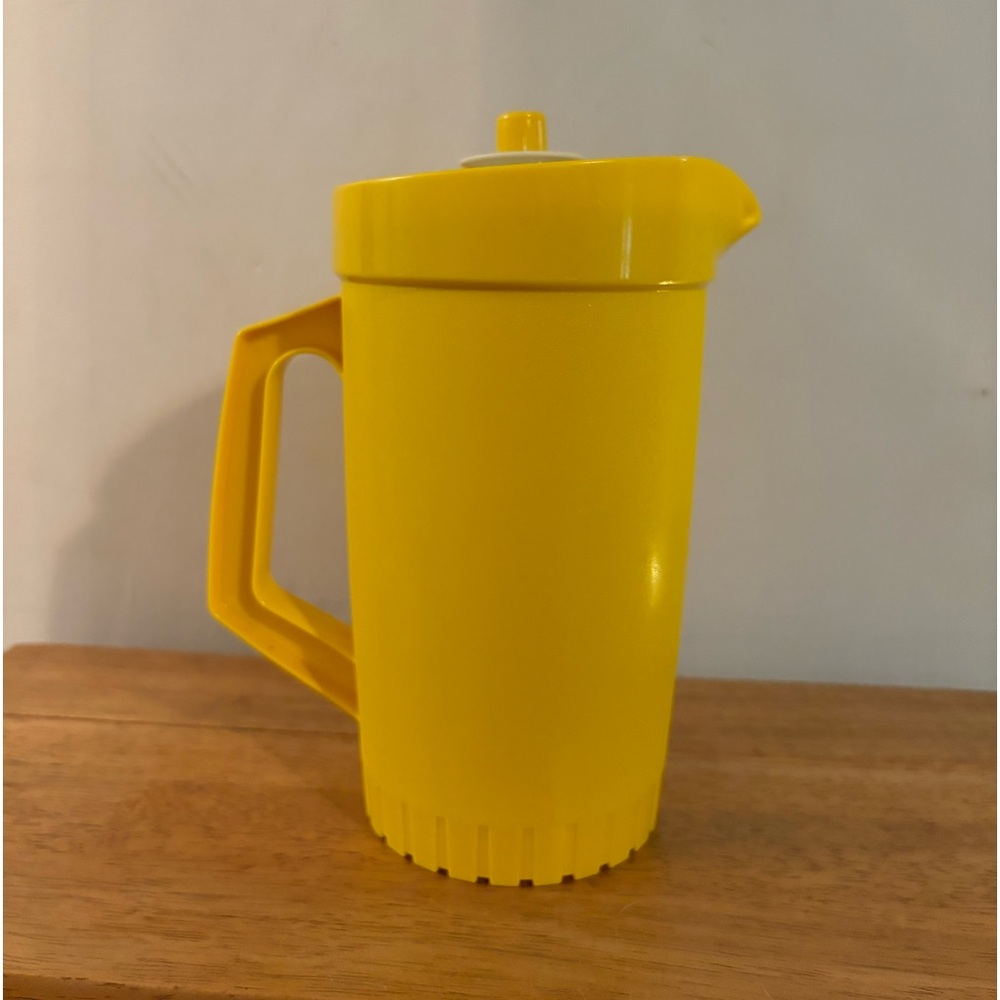 Tupperware Vintage 1 Quart Pitcher 874-8 Push Button Lid Harvest Yellow …
